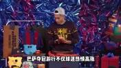 金发碧眼~拉菲尼亚老婆爬到红绿灯上庆祝巴萨夺冠🤣